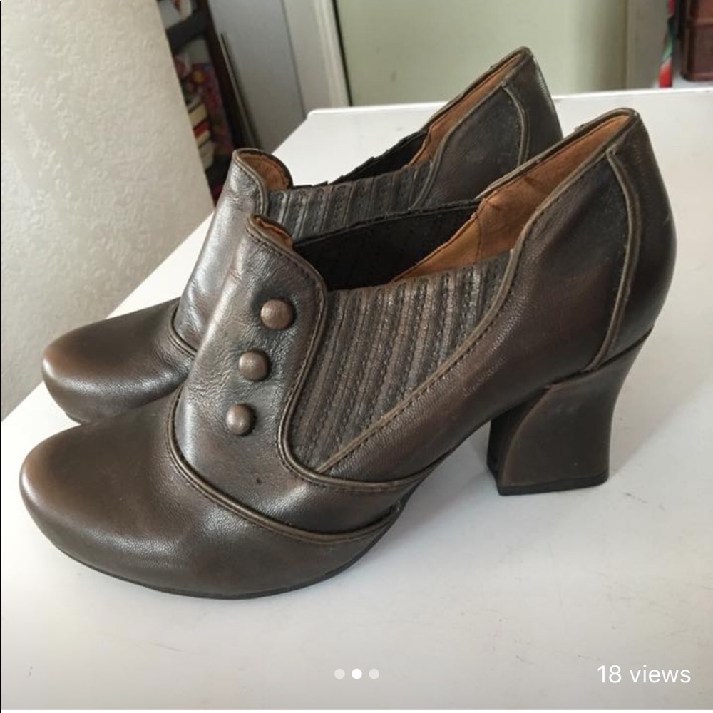 Leather brown booties